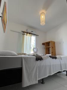 ein Schlafzimmer mit zwei Betten und einem Fenster in der Unterkunft Vila Kitemania in Prea