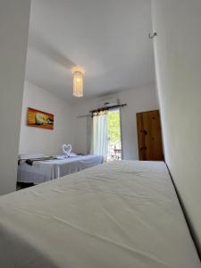 ein Schlafzimmer mit einem Bett und einem Tisch in der Unterkunft Vila Kitemania in Prea + 11 Fotos