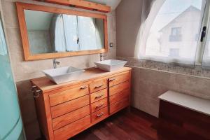 un bagno con due lavandini e una grande finestra di Agréable Villa à mi-chemin de Paris & Disneyland & Stade de France a Gagny Altre 28 foto