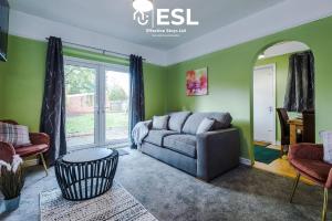 Zona de estar de 3 Bedroom House with Garden and Driveway Parking - 7 Mins from Chester City Centre