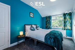 Una cama o camas en una habitación de 3 Bedroom House with Garden and Driveway Parking - 7 Mins from Chester City Centre
