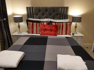 una camera con un grande letto con due lampade di Prime Inn a Londra