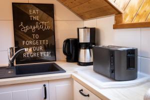 Dapur atau dapur kecil di APARTMENT KLAGENFURT Landhaus Wulfenia - with Free Parking, Sauna, Smart-TV and Air Conditioning