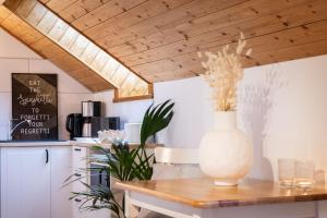 Dapur atau dapur kecil di APARTMENT KLAGENFURT Landhaus Wulfenia - with Free Parking, Sauna, Smart-TV and Air Conditioning