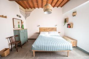 a bedroom with a bed and a desk and a chair at Casa La Girandola in Castiglion Fiorentino
