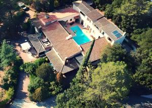 uma vista aérea de uma casa com piscina em Le Patio Bleu em La Crau