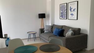 sala de estar con sofá y mesa en Résidence Casa Olea - Studio - T2 - T3, en Cauro