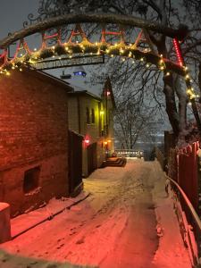 Un arco con luci di Natale su un edificio di Very Bad Hootel a Kaunas