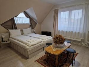 um pequeno quarto com uma cama e uma mesa com cadeiras em Sepsi Relax em Sfântu Gheorghe