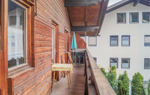 un porche de una casa con una pared de madera en Nice Apartment In Fgen With 2 Bedrooms en Fügen