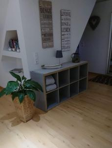 um quarto com uma mesa com uma planta em Ankerplatz Maria (Zuhause an der Ostsee) em Ratekau