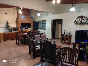 sala de estar con mesas y sillas y cocina en Casa Quinta en Puerto Rico