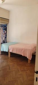 a bed in the corner of a room at Habitaciones en el centro de Rosario in Rosario