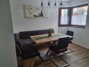 - un salon avec une table et un canapé dans l'établissement Apartment Konrad, à Umhausen