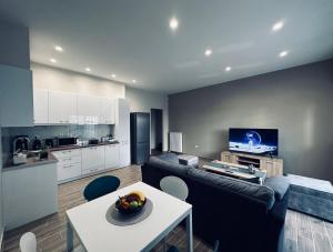 Kuchyňa alebo kuchynka v ubytovaní Hodos Luxury APT near ATH-Airport