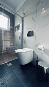 Kúpeľňa v ubytovaní Hodos Luxury APT near ATH-Airport