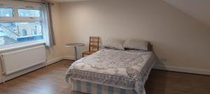 Habitación pequeña con cama y ventana en Family friendly 3 Bedroom Flat Zone 2 - children stay free! en Londres