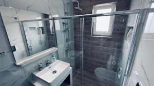 Koupelna v ubytování Hodos Luxury APT near ATH-Airport