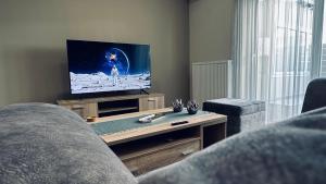 Televízia a/alebo spoločenská miestnosť v ubytovaní Hodos Luxury APT near ATH-Airport