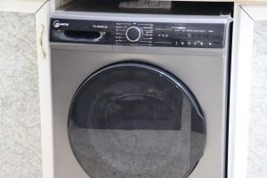 uma máquina de lavar roupa branca num armário branco em YCC Guesthouse em Nablus