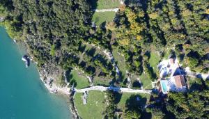 uma vista aérea de uma casa ao lado da água em Villa Paradise Garden em Ston