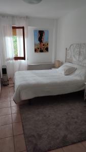 ein Schlafzimmer mit einem großen Bett in einem weißen Zimmer in der Unterkunft Apartamento Ca la Raquel Calella Palafrugell in Calella de Palafrugell