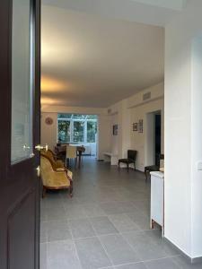 een hal met een woonkamer en een eetkamer bij A casa di Lucio in Budrio
