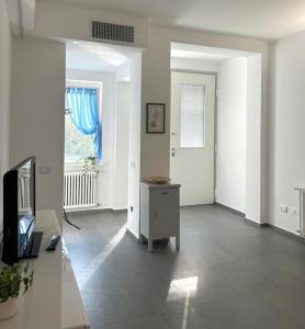 een woonkamer met een televisie, een tafel en een raam bij A casa di Lucio in Budrio