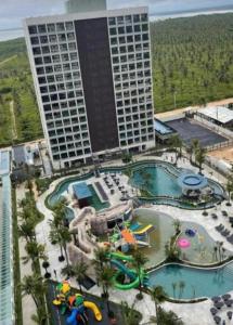 una vista aérea de un hotel con un parque acuático en Salinas Premiun Resort Vista Mar ap1604 en Salinópolis