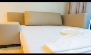 a bed with a laptop sitting on top of it at Salinas Premiun Resort Vista Mar ap1604 in Salinópolis