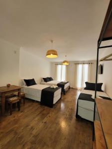 ein Wohnzimmer mit 2 Betten und einem Sofa in der Unterkunft Pelourinho Boutique Hotel - OH HOTÉIS in Salvador