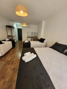 um quarto com duas camas com toalhas brancas no chão em Pelourinho Boutique Hotel - OH HOTÉIS em Salvador
