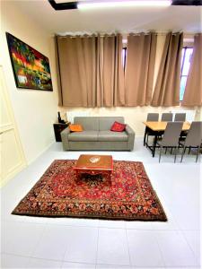- un salon avec un canapé et un tapis dans l'établissement Affori Residence, à Milan