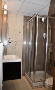 een badkamer met een douche, een wastafel en een toilet bij Morning Star in Kambos