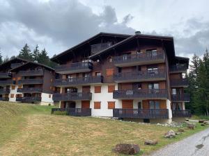 duży apartamentowiec z balkonami na wzgórzu w obiekcie La forêt des Rennes w mieście Villard-sur-Doron