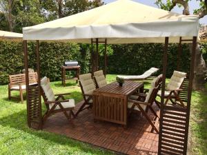 Сад в John Sea Suites