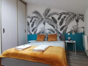 Una cama o camas en una habitación de Blue Corner Château-Thierry