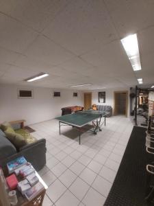una sala de estar con mesa de ping pong. en Landhaus Alpin, en Wagrain