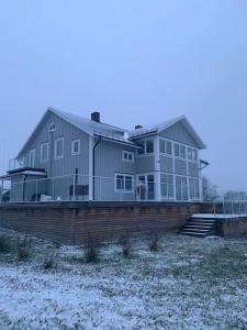 ein großes Haus an der Seite eines Feldes in der Unterkunft Appartement in Jämtland bij Gusto Stables ... in Föllinge