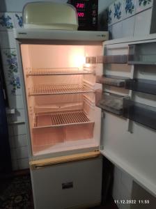 ミルゴロドにある3к квартира 1 этажの空の冷蔵庫(キッチン内のドア開閉可)