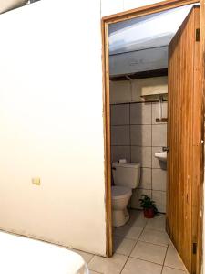 a small bathroom with a toilet and a sink at Apartamento in Aguas Zarcas