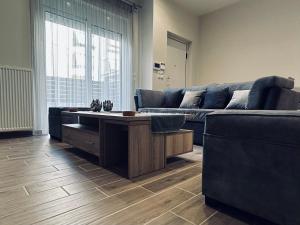 Posedenie v ubytovaní Hodos Luxury APT near ATH-Airport