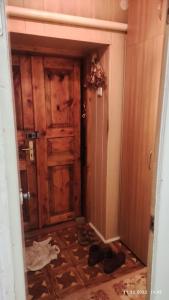 ミルゴロドにある3к квартира 1 этажの木製のドア付きの部屋への入り口