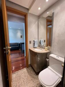 y baño con aseo, lavabo y espejo. en APART HOTEL LUXO IPANEMA, en Río de Janeiro
