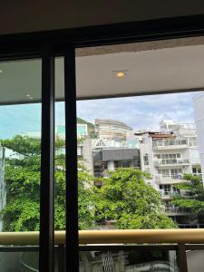 una ventana con vistas a la ciudad en APART HOTEL LUXO IPANEMA, en Río de Janeiro