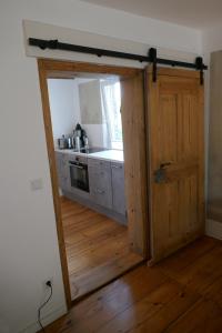 cocina con puerta de madera y cocina con encimera en Roter Hirsch, en Oderberg