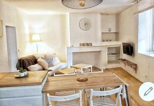uma sala de estar com uma mesa e um sofá em L'escale Cocooning Appartement T2 Centre 3 Étoiles em Bagnères-de-Bigorre