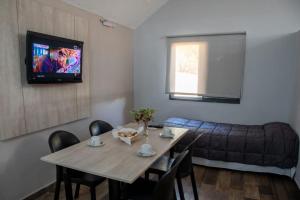 ein Wohnzimmer mit einem Tisch und einem Sofa in der Unterkunft Hotel La Colina del Sol in Villa Carlos Paz