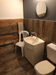 bagno con lavandino, servizi igienici e specchio di Casa FRENCH. a Mar del Plata
