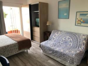 una camera da letto con un letto e una porta scorrevole in vetro di Holiday in Mareverde ad Adeje